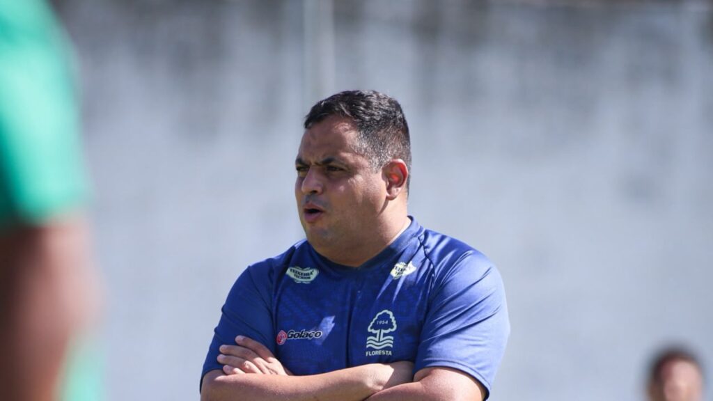 Leston Júnior, técnico do Floresta, antes de decisão contra o Maringá que vale o acesso à Série B de 2027.