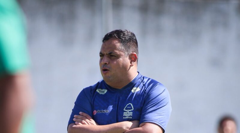 Leston Júnior, técnico do Floresta, antes de decisão contra o Maringá que vale o acesso à Série B de 2027.