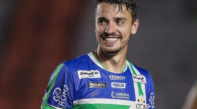 Lateral-esquerdo Heitor Roca em campo pela Inter de Limeira na Série C do Brasileirão