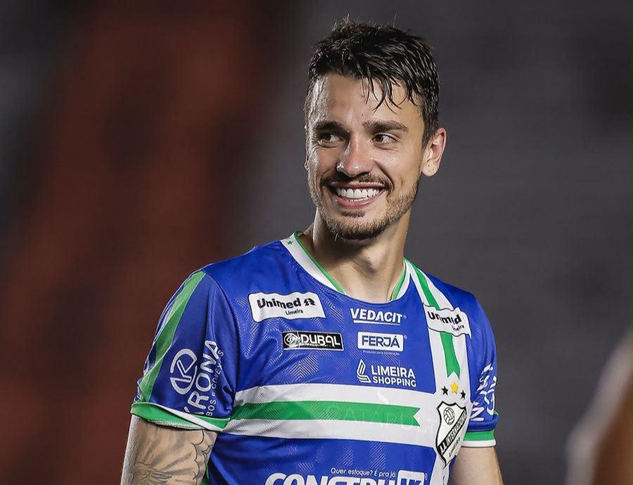 Lateral-esquerdo Heitor Roca em campo pela Inter de Limeira na Série C do Brasileirão