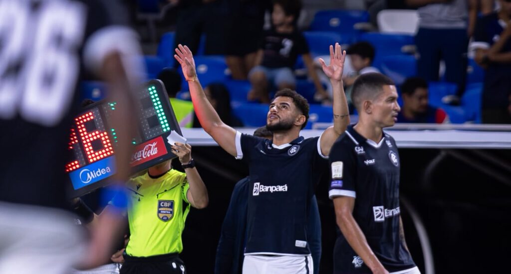Edson Fernando, volante do Remo, durante partida pelo Brasileirão 2026.