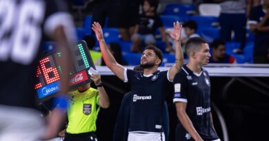 Edson Fernando, volante do Remo, durante partida pelo Brasileirão 2026.