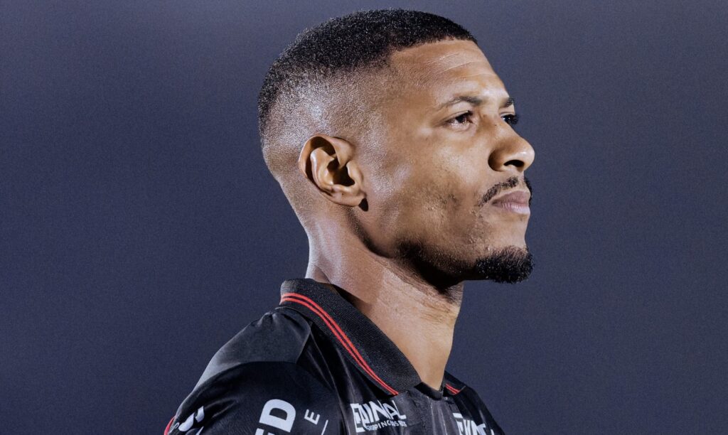 Vilar, zagueiro do Botafogo-SP, renova contrato com o clube até 2029.