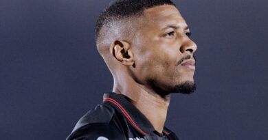 Vilar, zagueiro do Botafogo-SP, renova contrato com o clube até 2029.