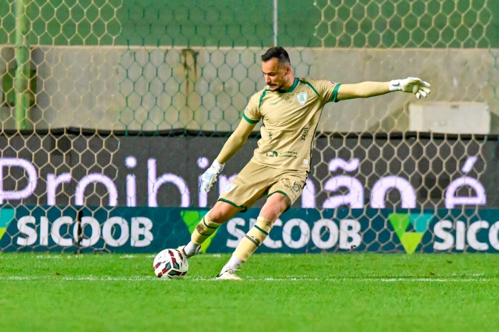 Goleiro Bruno Brígido em campo pelo América-MG na Série B