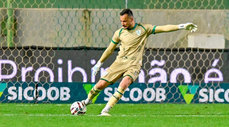 Goleiro Bruno Brígido em campo pelo América-MG na Série B