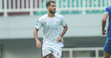 Paulo Ricardo, zagueiro brasileiro do Garudayaksa FC, durante partida na Indonésia