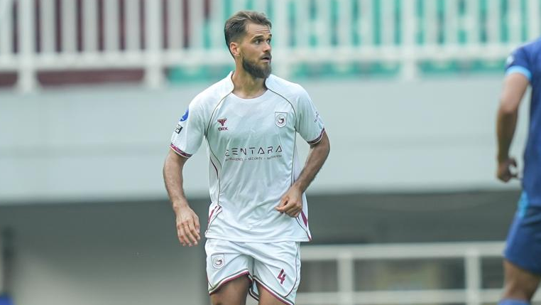 Paulo Ricardo, zagueiro brasileiro do Garudayaksa FC, durante partida na Indonésia